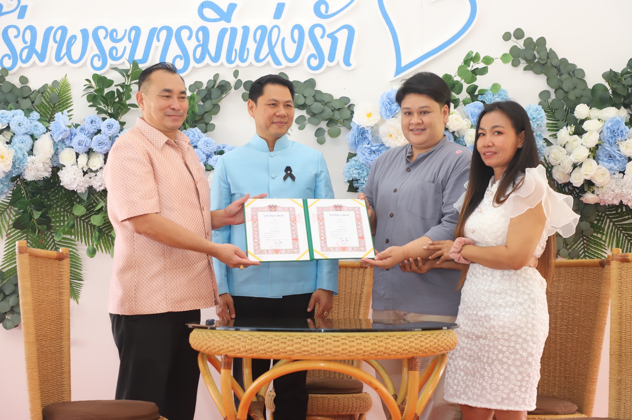 title - มากกว่าความรักระหว่างคู่ครอง คือความรักต่อปวงชน ส.ป.ก. จัดงาน “รักแห่งศิลป์ รักแห่งแผ่นดิน” พลังแห่งศิลปะที่เชื่อมโยงสถาบันและประชาชน